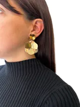 Aros colgantes dorados con forma de flor, hechos de acero.