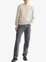 Sweater de algodón color beige, de corte clásico, cuello redondo y logo de la marca bordado en el pecho.