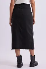 Falda midi de jean negro con abertura frontal y terminación desflecada.