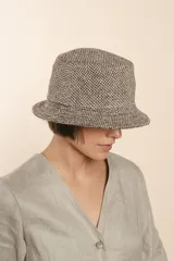 Sombrero tipo bucket de lana color beige con diseño de espiga.