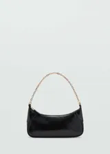Bolso tipo baguette negro de efecto piel, con asa corta de cadena dorada y cierre de cremallera superior.