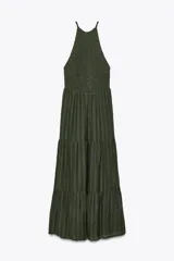 Vestido largo verde con estampado a cuadros, cuello halter con nido de abeja elástico y tirantes trenzados con abalorios.