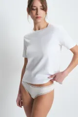 Remera blanca de algodón de manga corta y cuello redondo.