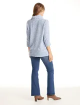 Buzo tejido con textura, color rosado y blanco, de la marca Ruby Rd. Presenta cuello volcado y mangas 3/4.