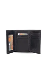 Billetera marrón de cuero con diseño vertical de tres cuerpos. Cuenta con dos divisiones para billetes, ocho espacios para tarjetas y un visor.