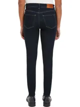 Pantalón de jean azul oscuro, corte skinny, tiro alto y largo hasta el tobillo.