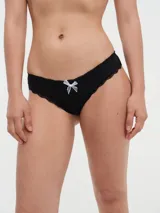 Bombacha de bikini blanca con detalle de puntilla en los bordes.