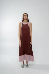 Vestido largo marrón con corte recto, cuello redondo y sisas con ribete rosa.