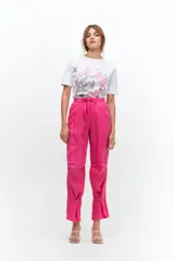 Pantalón de lino color marrón claro, con corte recto, cintura alta con lazo ajustable, elástico en la parte trasera y presillas en las piernas.