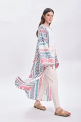 Kaftan largo con estampado geométrico en tonos azul, rojo y blanco, con cinturón blanco.