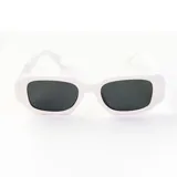 Lentes de sol negros con montura rectangular gruesa y lentes oscuros.