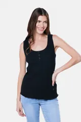 Musculosa lisa color lila en tela rib con botones a presión y corte relajado.