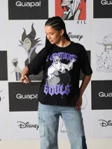 Remera negra de corte holgado con estampado frontal de Úrsula de La Sirenita, con el texto "Unfortunate Souls" en tipografía gótica morada.