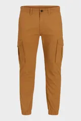 Pantalón cargo color marrón con cierre de cremallera, bolsillos laterales y tobillos ajustados.