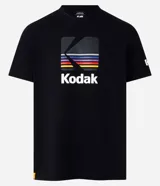Remera negra de algodón con cuello redondo y manga corta. Estampado frontal con el logo de Kodak a la altura del pecho.