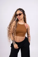 Musculosa marrón de breteles finos y corte ajustado.