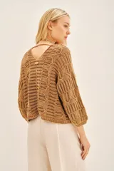 Sweater tejido de algodón color marrón claro, con escote en V y mangas 3/4 amplias.