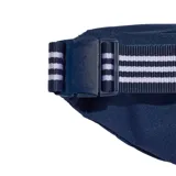 Riñonera azul marino con logo Adidas blanco estampado en el frente.