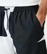 Bermuda tipo boardshort con cinturilla elástica, cordón de ajuste y estampado color block en blanco y negro.