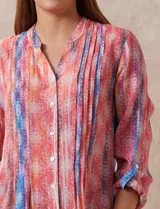 Blusa de gasa estampada, marca Ruby Rd. Cuello a la base, escote en V y abertura central con botones. Delantera con plisados. Largo de manga regulable con presilla y botón.