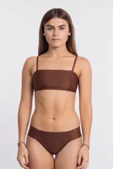 Top de bikini color marrón chocolate, estilo banda o recto, con tirantes finos ajustables.