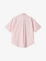 Camisa blanca de manga corta y corte holgado, confeccionada en popelina de algodón ligero. Luce la marca bordada en el pecho izquierdo.