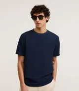 Remera masculina de manga corta, cuello redondo y textura acanalada, color beige claro.