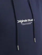 Canguro azul marino de manga larga con capucha, corte relajado y bolsillo tipo canguro. Estampado en el pecho con la leyenda "Originals Studio BROUGHT TO YOU BY JACK&JONES DESIGNED IN COPENHAGEN" en letras blancas.