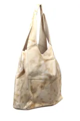 Cartera de cuero natural en color beige, con diseño amplio y sin cierre. Ideal para uso diario.
