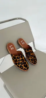 Mules con estampado animal print, forro interior color marrón y suela color caramelo.