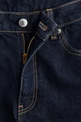Short de jean azul oscuro, de tiro alto, con cinco bolsillos y cierre con botón.