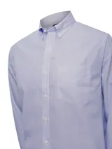 Camisa de manga larga para hombre RKF, con cuello americano abotonado, calce regular y bolsillo en el pecho con logo bordado. Diseño a rayas verticales azules y rojas sobre fondo blanco.