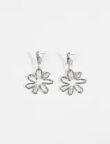 Par de caravanas colgantes plateadas con forma de flor y detalle de mano en la parte superior.