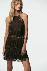 Top marrón con flecos y abalorios, escote halter y espalda descubierta.