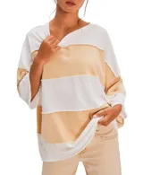 Remera de corte holgado con diseño a rayas horizontales en color crema y blanco, con borde sin rematar y costuras expuestas.