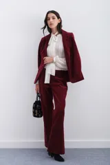 Pantalón de terciopelo color borgoña, estilo oxford, con bolsillos diagonales delanteros y ojal trasero.