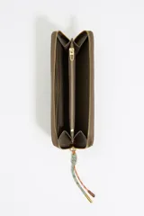 Billetera grande Bimba y Lola color marrón claro con cierre de cremallera, logo de la marca en dorado y correa de mano con el nombre de la marca.