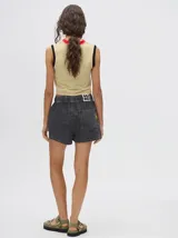 Short negro de denim con cordón ajustable en la cintura y corte relajado.