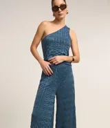 Pantalón wide leg azul con cintura elástica y textura de malla.