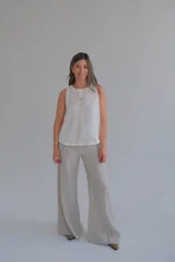 Musculosa blanca de lino con cuello redondo y sisas amplias.