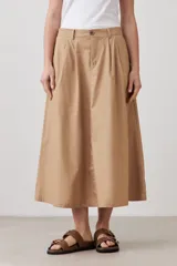 Falda midi color tostado con pinzas y cinturón estampado.