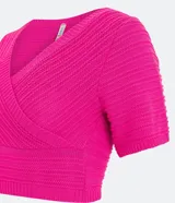 Blusa cropped de punto color rojo, con escote cruzado en V y mangas cortas.