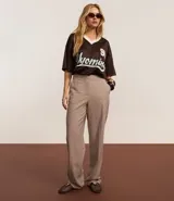 Pantalón de vestir color beige, de corte recto, confeccionado en crepé. Cuenta con cintura fija, bolsillos laterales tipo cuchillo y cierre frontal oculto.