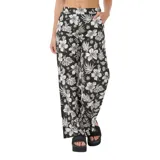 Pantalón palazzo negro con estampado de flores blancas.