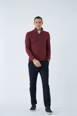 Buzo de hombre azul marino con medio cierre, cuello alto y logo estampado en el pecho. Corte regular y mangas largas.