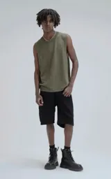 Sudadera sin mangas color verde militar, con cuello redondo y tejido de punto calado.