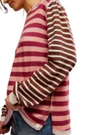 Remera de manga larga con rayas horizontales rosas y marrones.