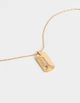 Cadena corta dorada con dije rectangular con un corazón calado.