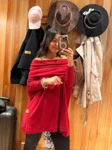Polerón celeste oversize con cuello alto, mangas largas con puños acanalados y detalle de etiqueta de cuero en el frente.