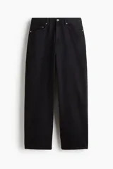 Pantalón de jean negro de corte holgado, con tiro bajo y cinco bolsillos.